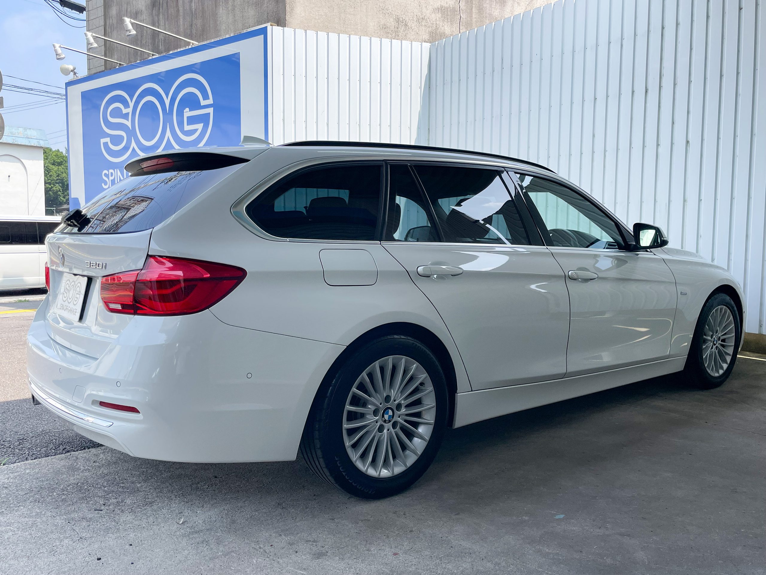 BMW 320i Touring Luxury